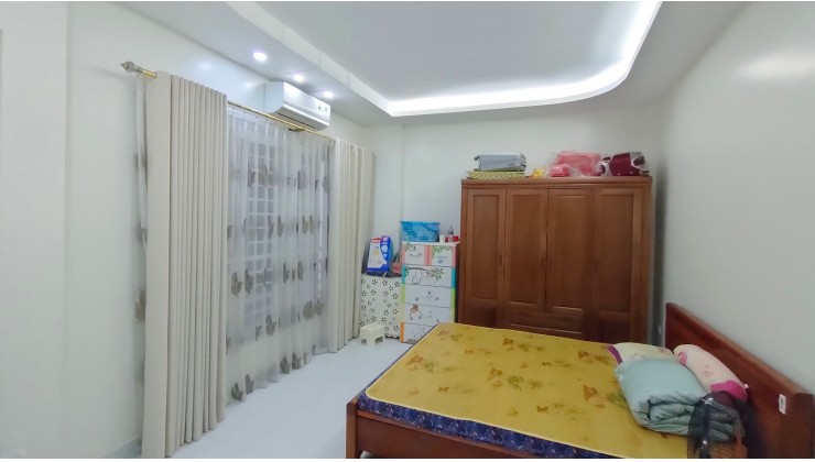 Chủ nhà cần bán nhà Phạm Văn Đồng 43m2, 5 tầng, mt 4m, giá 4.35 tỷ Cầu Giấy.